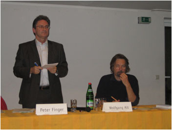 Bürgermeister Peter Finger und Prof. Wolfgang Alt auf dem Podium